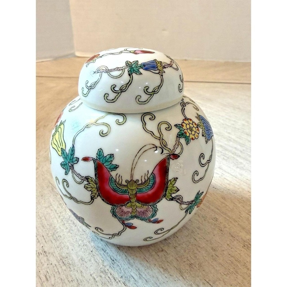 vintage Chinese porcelain ginger jar hand-painted Likely Zhongguo Jingdezhen Zhi